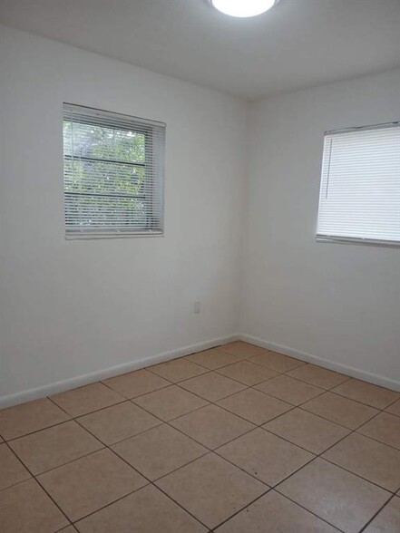 Building Photo - 520 N 69th Ave