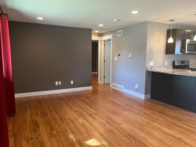 Building Photo - Beautiful 2 Bedroom + 2 Bonus Rooms, 3 Bat...