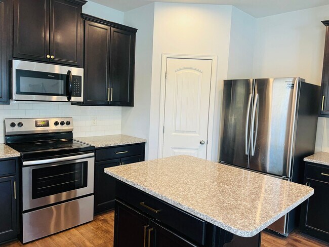 Building Photo - Wow! Check out this charming 3 bedroom 2.5 bathroom home in Newnan!