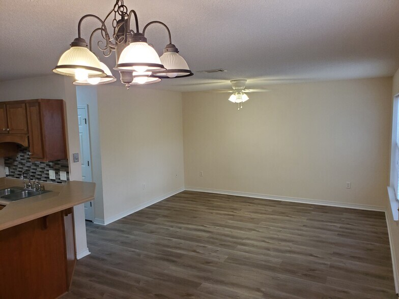 Living room - 5165 Victoria Dr