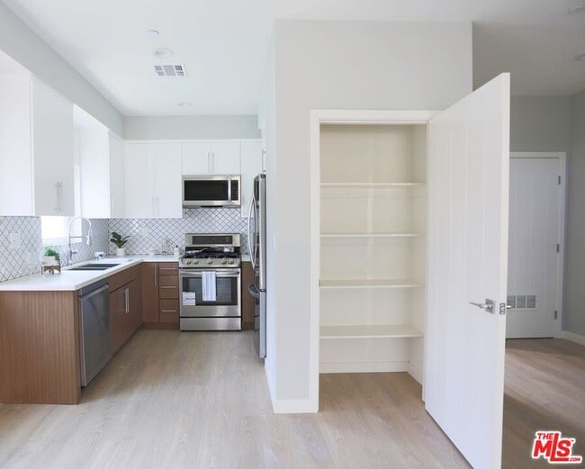 Building Photo - 1242 Beachwood Dr