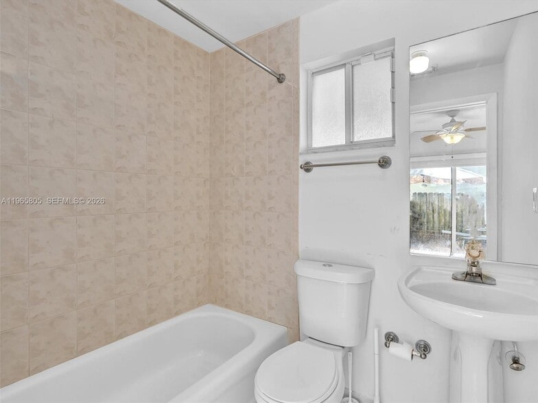 Building Photo - 240 SW 15th Rd