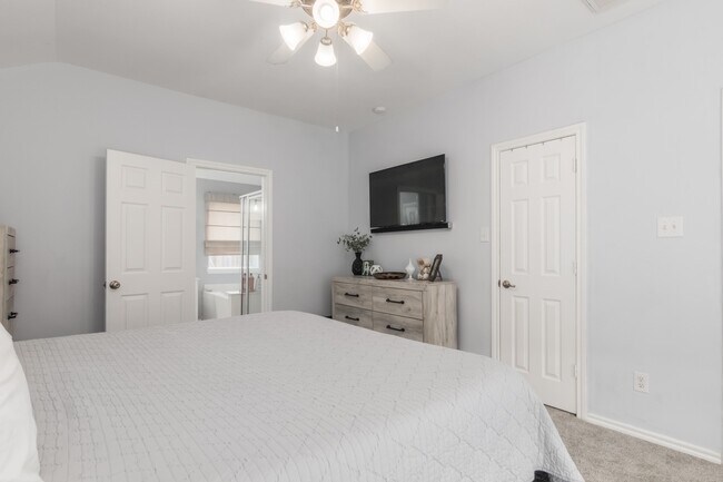 Building Photo - 4301 Twin Lakes Tr