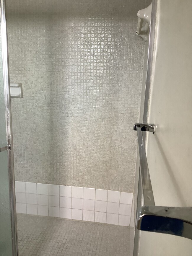 Building Photo - 1800 N Lauderdale Ave