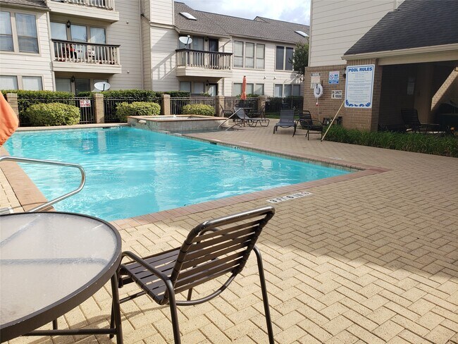 Building Photo - 2277 S Kirkwood Rd