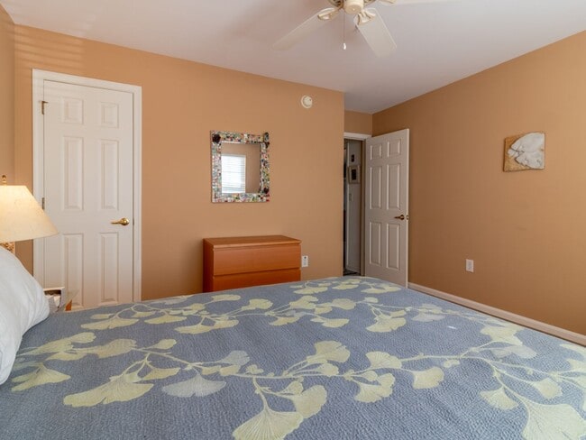 Building Photo - YEAR ROUND RENTAL- FURNISHED - 3 BEDROOM CONDO - WOODS COVE