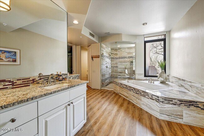 Building Photo - 10687 E Fernwood Ln