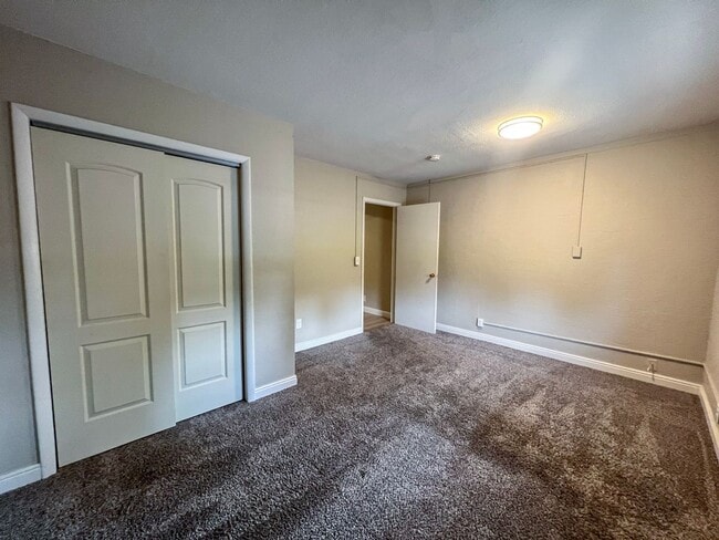 Building Photo - 905 1/2 16th St. - Bedroom 1