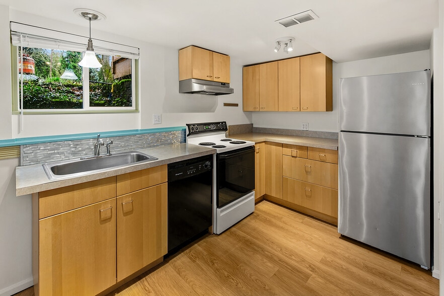 Building Photo - 2655 8th Ave W