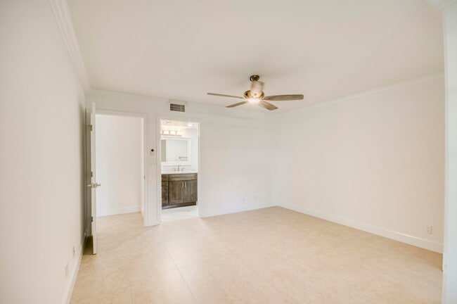 Building Photo - 6865 Huntington Ln