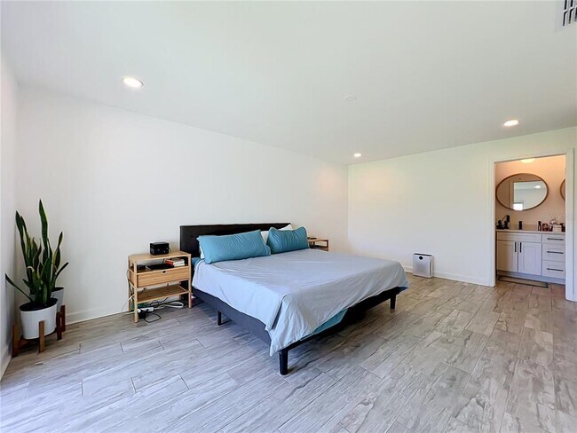Building Photo - 5501 Memorial Dr