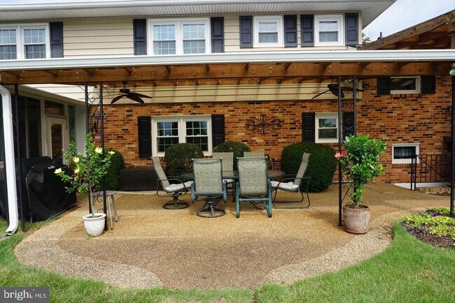 Building Photo - 927 Fairway Dr NE