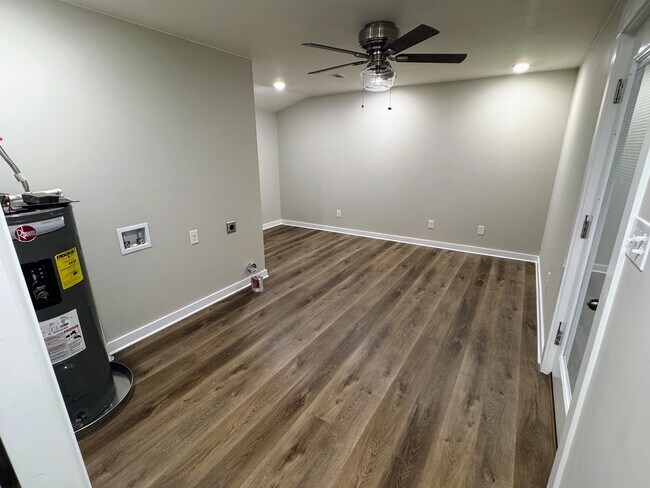 Building Photo - 116 Montrose Dr