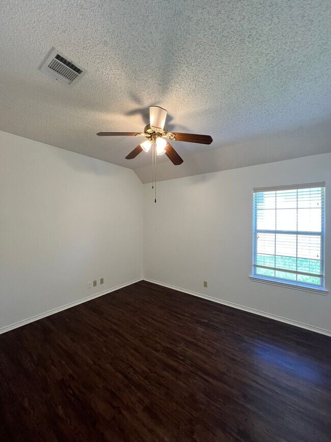 Building Photo - Spacious Canyon Creek 3 bed 2 bath Home