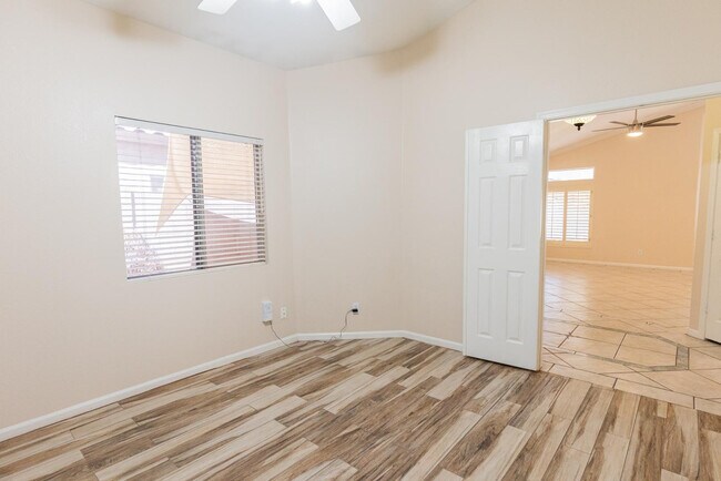 Building Photo - 7421 S Kachina Dr