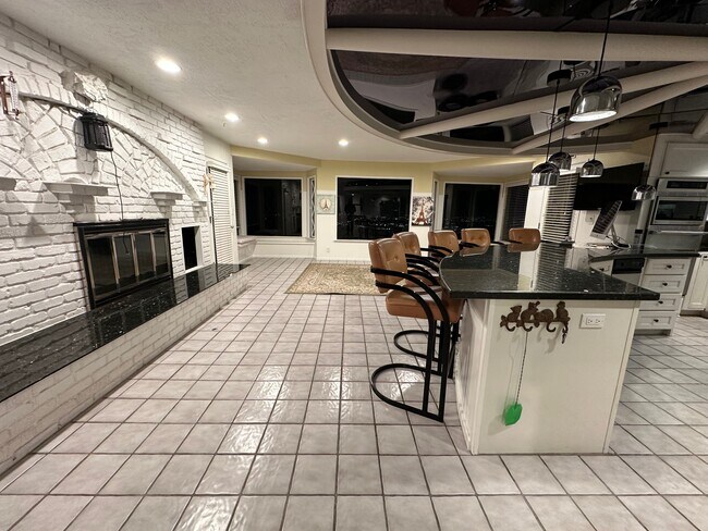 Building Photo - 19 Bronco Dr