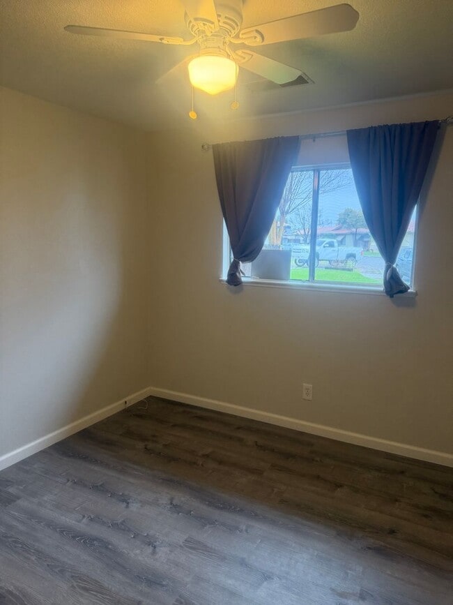 Building Photo - Great 3 bedroom 2 bath home some utilities included