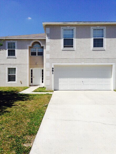 Garage/Driveway - 981 SW McElroy Ave