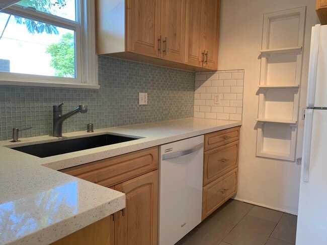 Building Photo - 416 N Doheny Dr