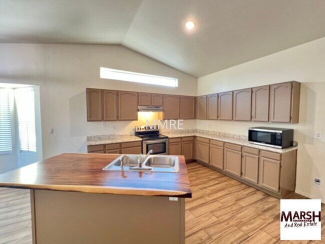 Building Photo - Nice 3 bedroom home with open floorplan in Chandler!