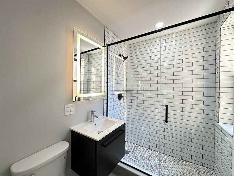 Building Photo - 3840 N Wilton Ave