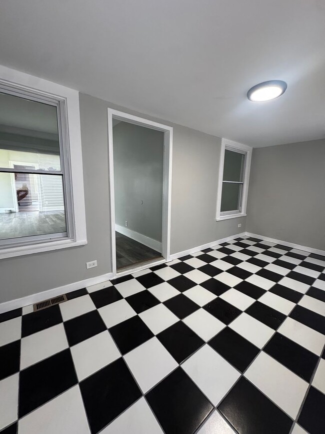 Building Photo - Beautiful 2-bedroom house for Rent in Lansing, IL VAILABLE NOW!!