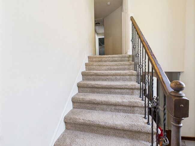Building Photo - Spacious 4-bedroom, 3-bathroom home in Che...