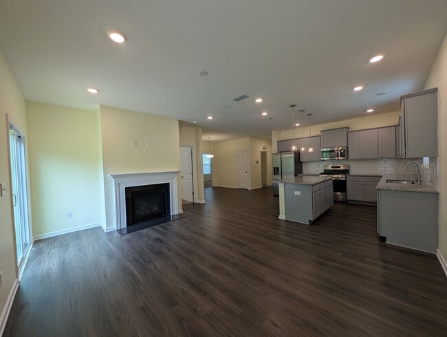 Building Photo - Spacious 4 bedroom, 2 bath Ranch Style Home located in Selwyn Landing !