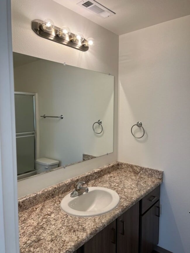 Building Photo - 2 STORY DUPLEX IN THE HEART OF PHOENIX OREGON