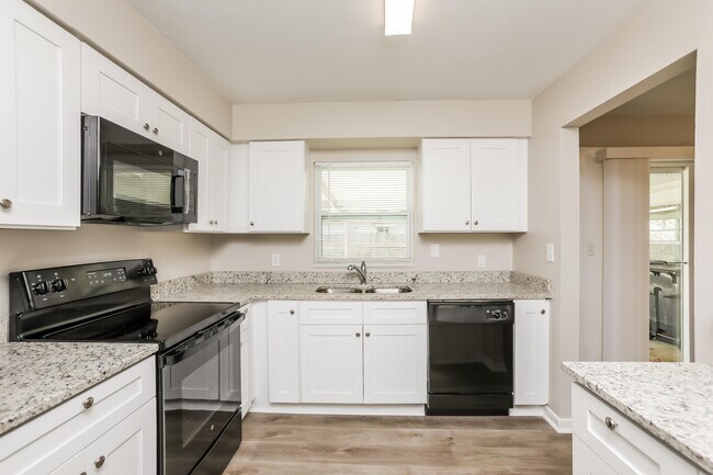 Building Photo - 500 Fern Ave