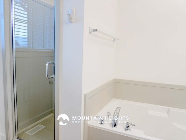 Building Photo - 824 Newfield Dr