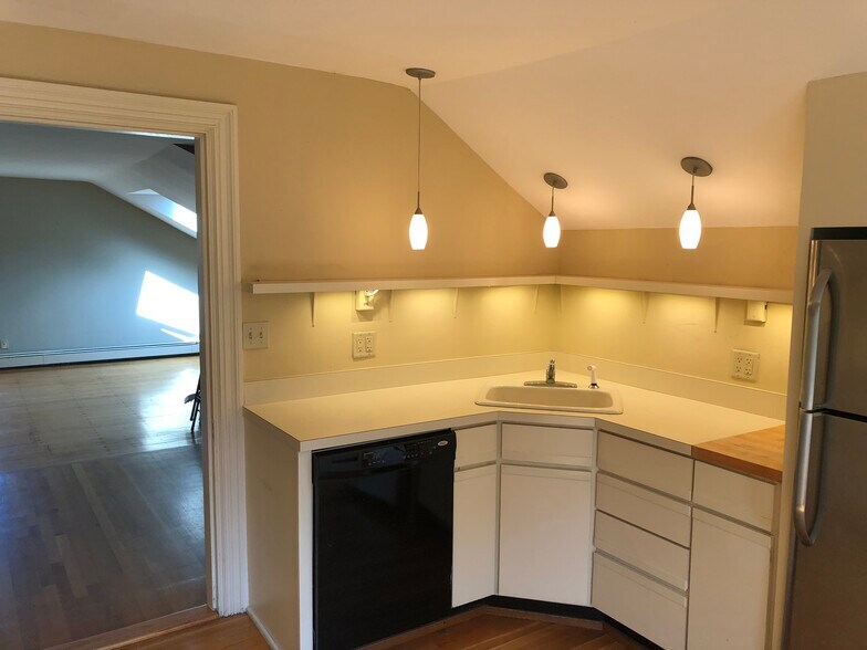 Building Photo - 35 Greenough Ave