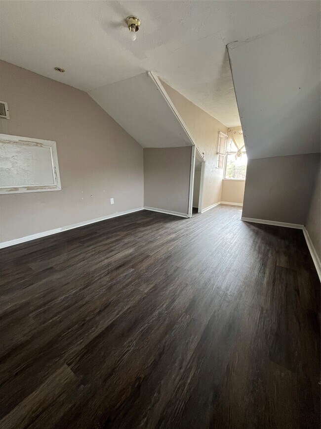 Building Photo - 7933 Brays St