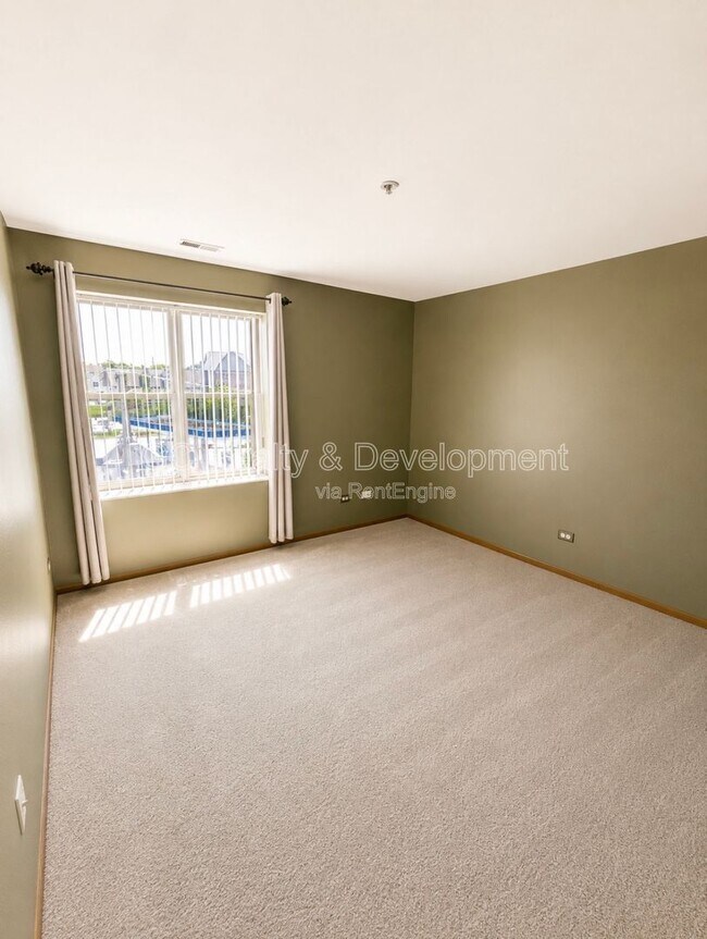 Building Photo - 57 E Hattendorf Ave