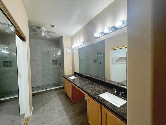 Building Photo - Beautiful Summerlin townhome, 3 bed, 2.5 bath, on 1st floor.