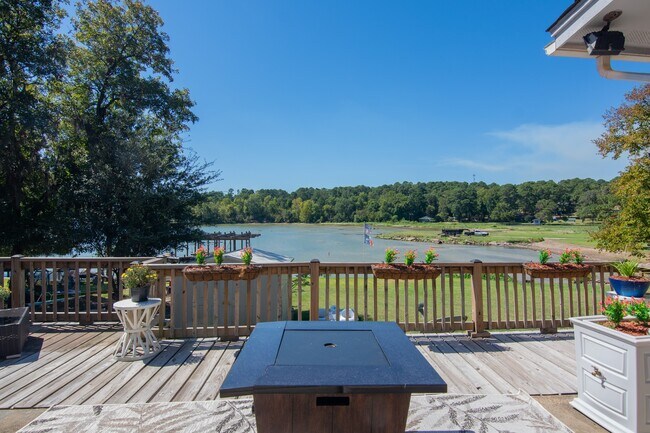 Building Photo - 150 Edgewater Way