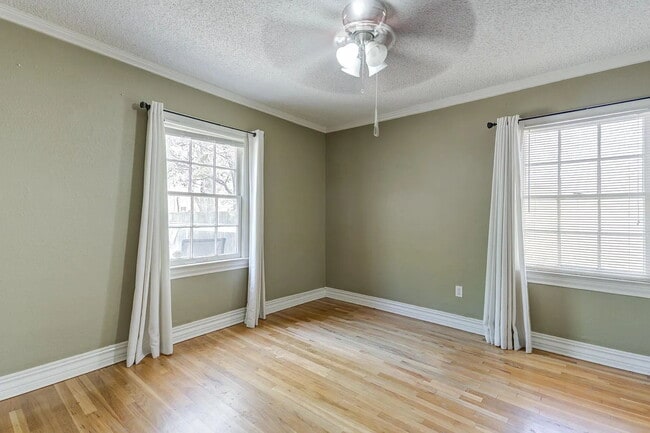 Building Photo - Spacious Home with Modern Upgrades Near Te...
