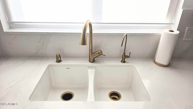 Building Photo - 843 W Locust Dr.