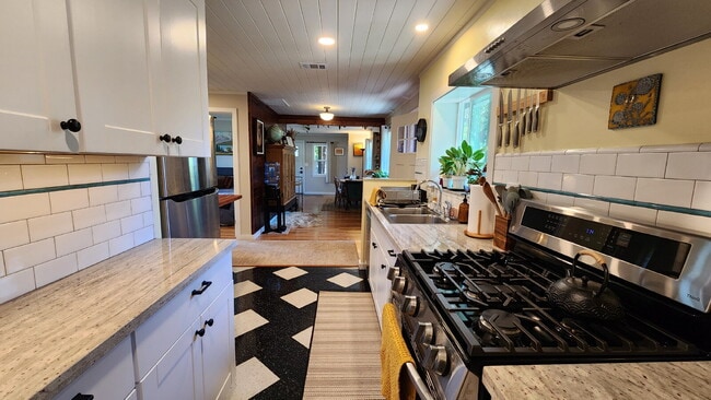 Building Photo - Cozy Craftsman style home!