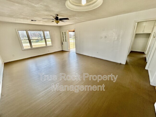 Building Photo - 300 E Main St