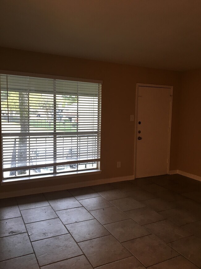 Building Photo - 1 bed/ 1 bath second floor condo