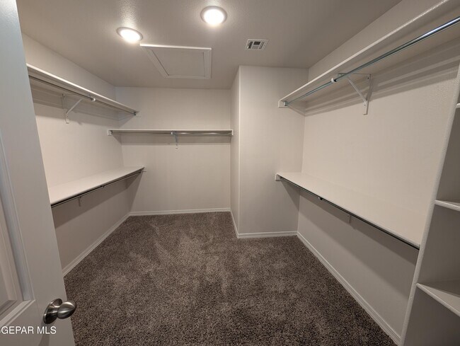 Building Photo - 517 La Entrada Cir