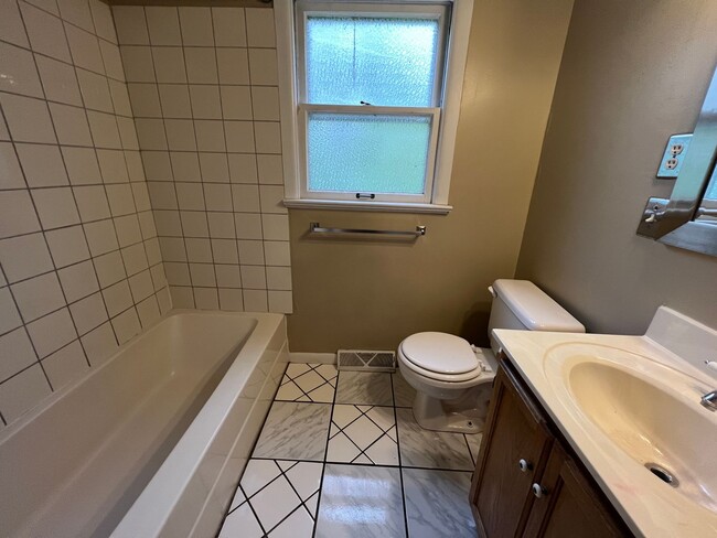 Building Photo - Available Mid-May 4 Bedroom / 1.5 Bathroom for Rent