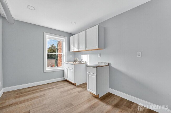 Building Photo - 11 N Willow St