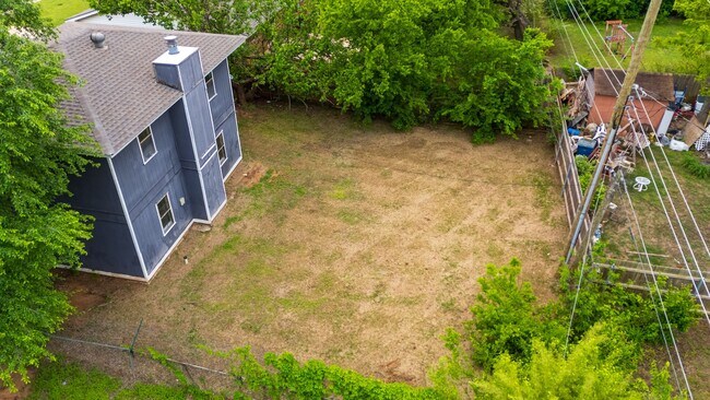 Building Photo - Charming 5 Bedroom House