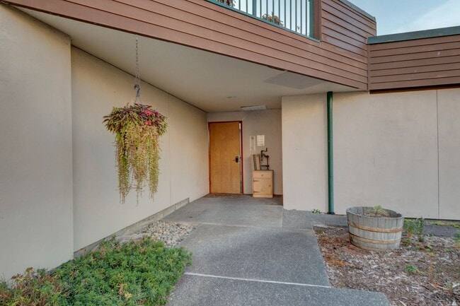 Building Photo - Waterfront Condo with 2 car garage