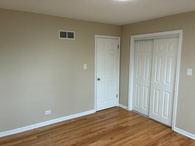 Building Photo - 127 Hickory Rd