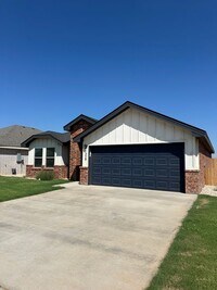 Building Photo - Move-In Ready & Made for Memories