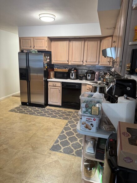 Kitchen - 921 Milford Point Rd