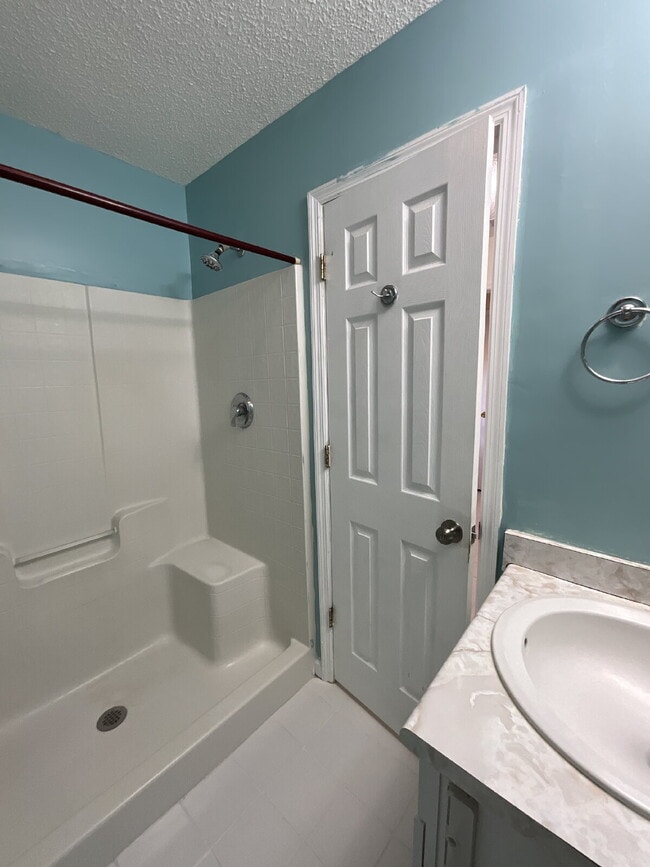 Building Photo - ALL Utilities Included